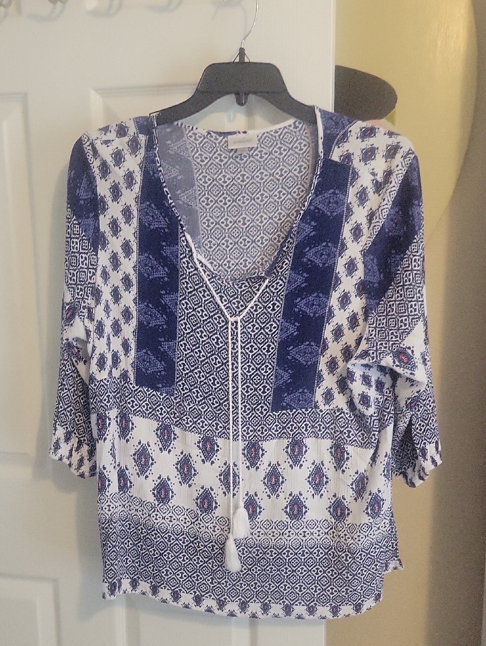 Avenue Sz22/24 boho Blue & White Printed vneck Top with Tassel Tie gauze feel